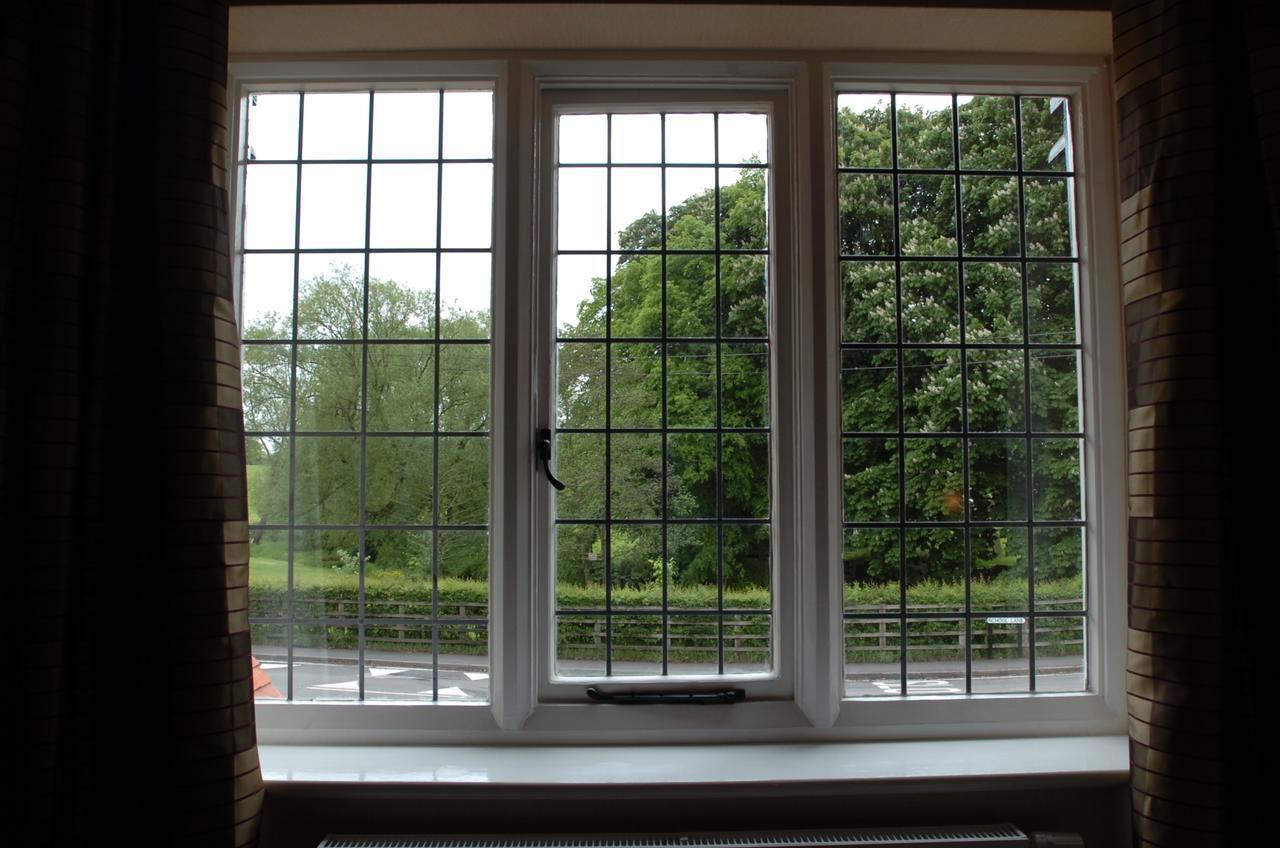 The Bear'S Paw Otel Warmingham Dış mekan fotoğraf A window with leaded glass